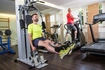 Personen auf Trainingsgeräten
