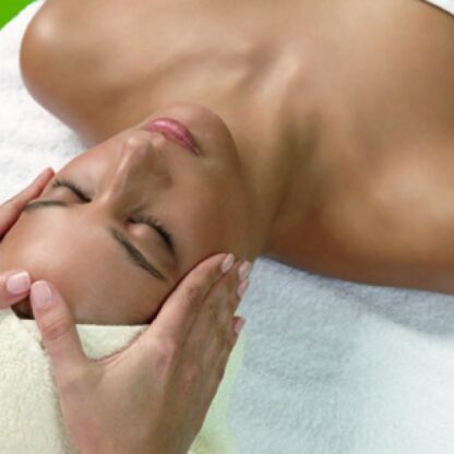 Frau auf Liege erhält Kopfmassage