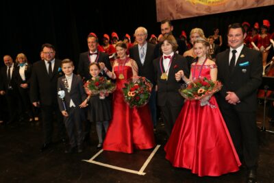 Abendgesellschaft mit Blumensträußen