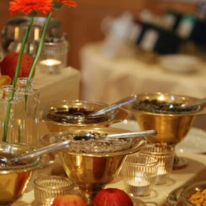 Buffet Schalen mit Löffeln und Dekoration