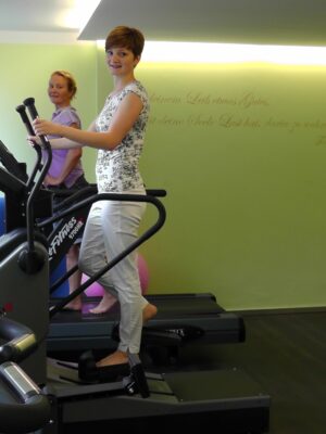 Frauen auf Trainingsgerät