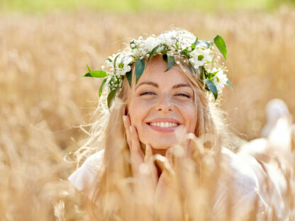 Frau mit Blumenkranz im Getreidefeld