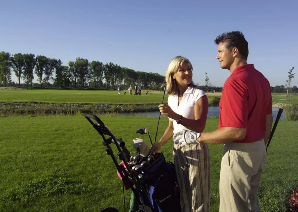 Paar auf Golfplatz in Bayern