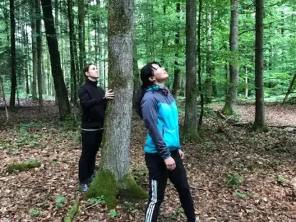 waldbaden-baum-umarmen