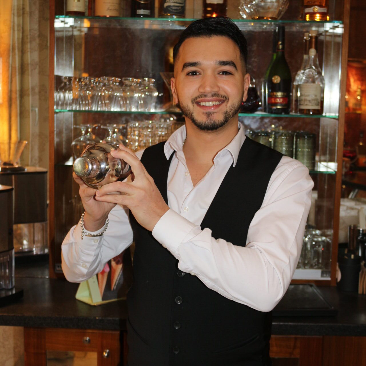 Ayoub Khlifi - Restaurant- & Barleitung