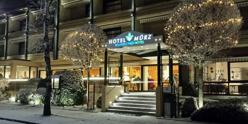Eingang Hotel Mürz im Winter bei Nacht